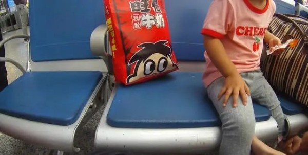 惊险！上海虹桥站，3岁女童小腿被座椅缝紧紧卡住！别等出了事才重视！