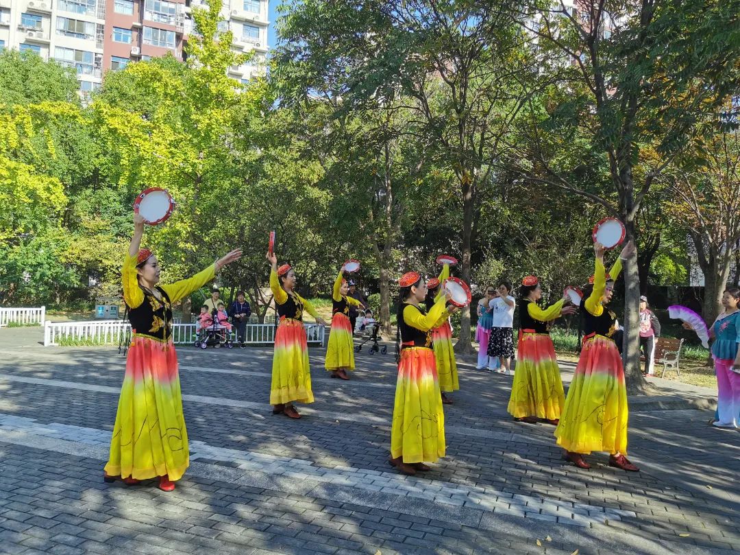 体育指导员活跃在社区宝山这泛亚电竞里百人健身舞团助力宝山“体育强区”(图3)