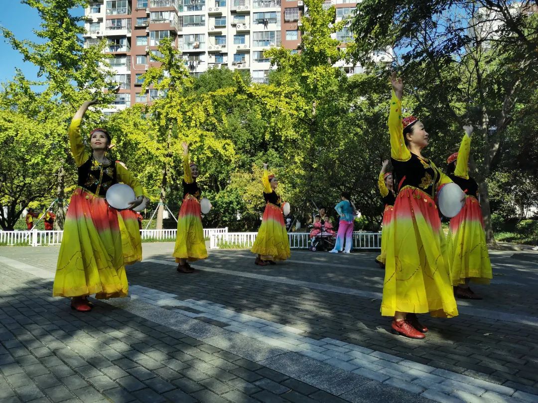 体育指导员活跃在社区宝山这泛亚电竞里百人健身舞团助力宝山“体育强区”(图1)