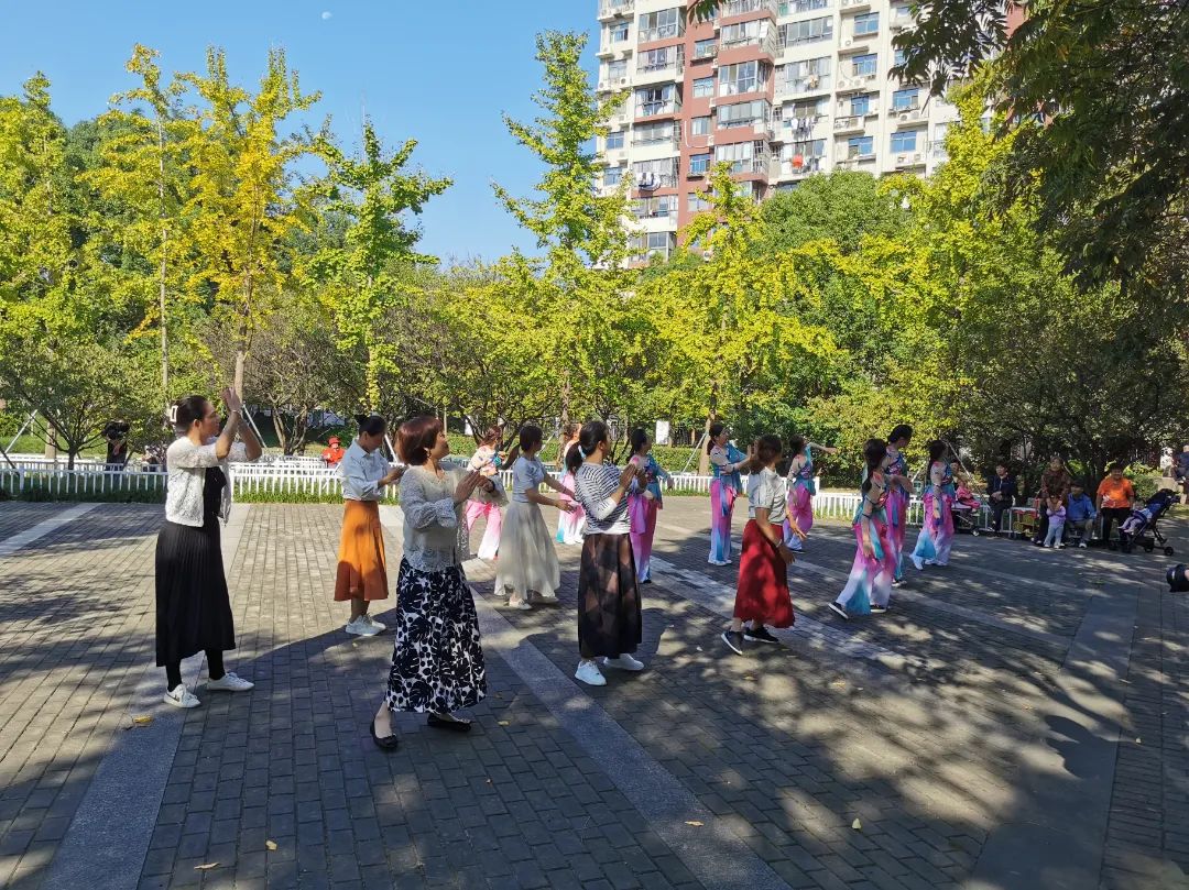 体育指导员活跃在社区宝山这泛亚电竞里百人健身舞团助力宝山“体育强区”(图2)