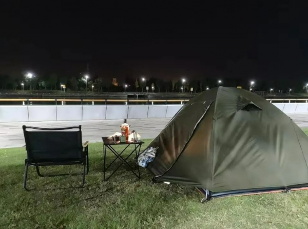 27岁小伙到上海求职，为省钱他决定“荒野求生”，在公园搭帐篷过夜