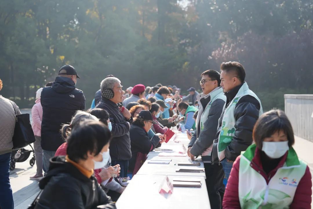 理发、量血压、法律咨询……普陀这群志愿者走入公园为市民提供免费贴心服务GA黄金甲(图2)