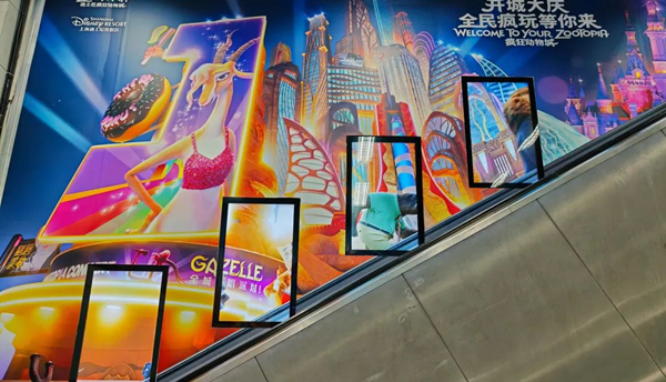神同步！上海人广惊现“照妖镜”！不去迪士尼也能玩转疯狂动物城！网友：上海，还是你会玩