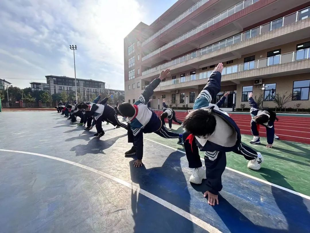 Leyu Sports勇敢接受“寒冷教育”！看看杨浦这所学校的体育课→(图2)