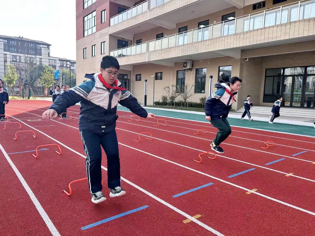 Leyu Sports勇敢接受“寒冷教育”！看看杨浦这所学校的体育课→(图4)