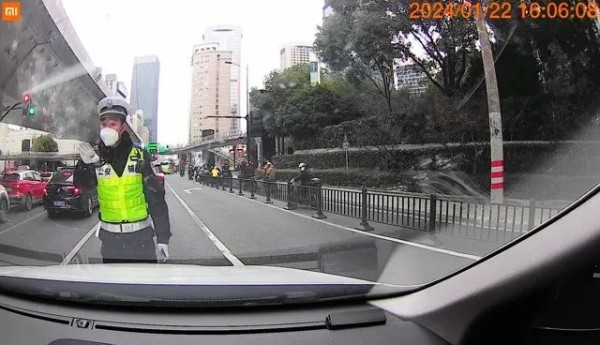 上海8年没扣分老司机，在这件事上栽了：扣3分罚200块！很多人还不知道！