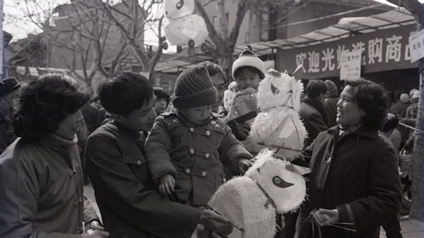 元宵节拉兔子灯！曾经上海小囡人手一个的快乐，你还记得怎么做吗？ | 新民老照片