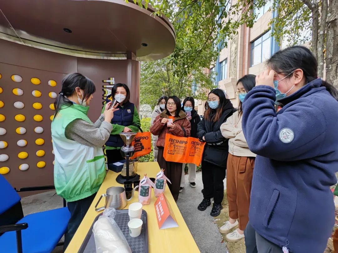 盒马兑换、小修小补、义诊咨询…近50项便民服务让居民乐在其中!GA黄金甲(图4) 盒马兑换、小修小补、义诊咨询…近50项便民服务让居民乐在其中!GA黄金甲(图4)