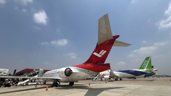 国产商用飞机C919及ARJ21首次飞抵柬埔寨