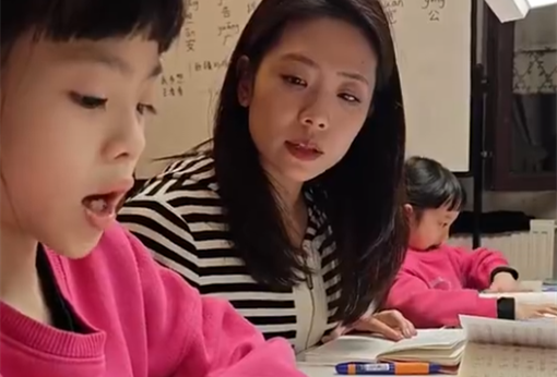 奥运冠军杨威引热议：让一年级双胞胎女儿在家上学！