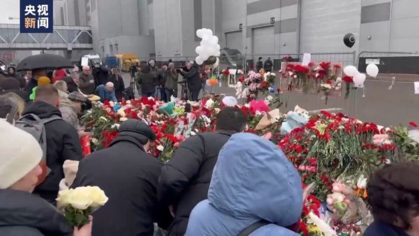 莫斯科遇袭音乐厅外举行以“鹤”为主题的悼念活动