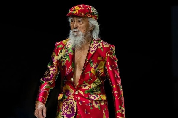 爷爷辈吴彦祖！88岁硬核爷爷惊艳上海时装周！他的人生经历泰裤辣！