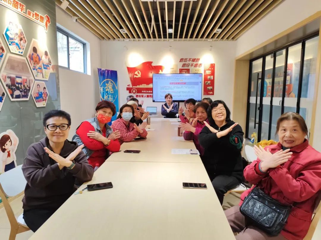 “反诈”宣传进社区睦邻共建守住居民钱袋子(图2) “反诈”宣传进社区睦邻共建守住居民钱袋子(图2)