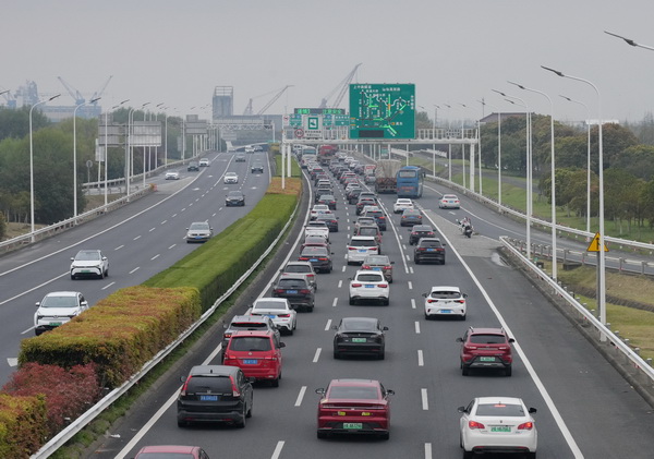 G40沪陕高速往上海市区车辆同比增多