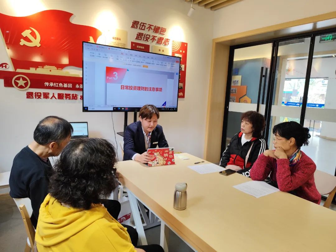 “反诈”宣传进社区睦邻共建守住居民钱袋子(图1) “反诈”宣传进社区睦邻共建守住居民钱袋子(图1)