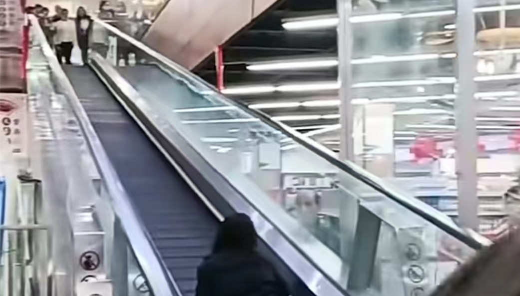 上海超市惊魂一幕！女子半身卷入自动扶梯！家属最新回应：仍在ICU，恐面临截肢