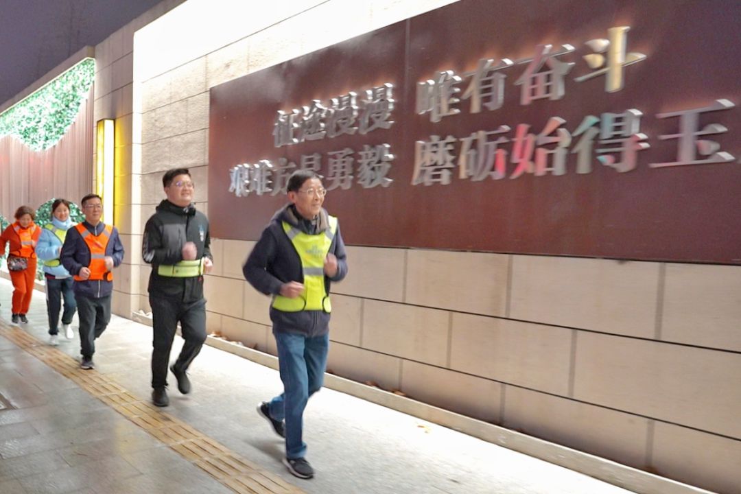 ky官网“爆改”小区第一步下！楼！跑！步！(图2)