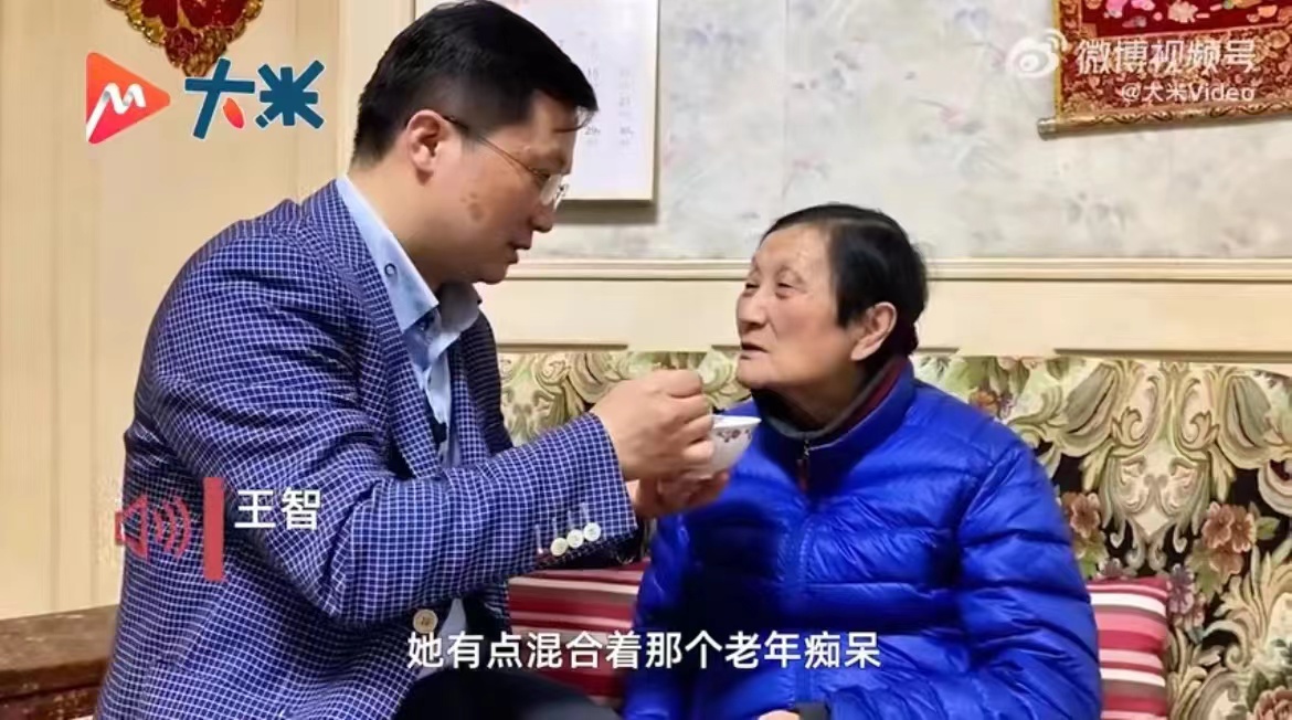 感动全网！上海45岁儿子每天中午2小时车程赶回家！照料痴呆母亲10年