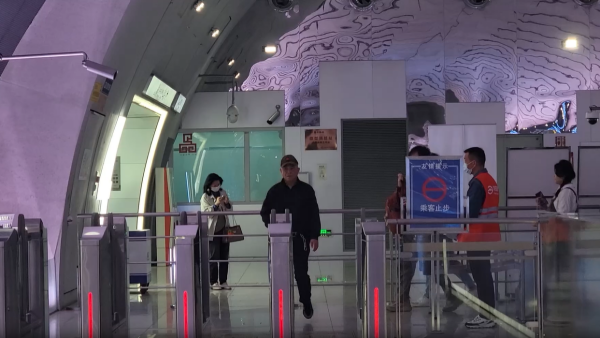 视频丨上海地铁三站试点“闸机常开门”模式首日现场如何？市民：进站更有效率，过程很丝滑