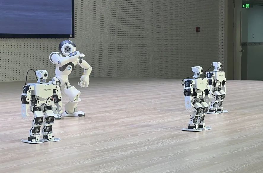 必一运动智能机器人、“云霄飞车”……这个小学的科技周为孩子点亮梦想(图2)
