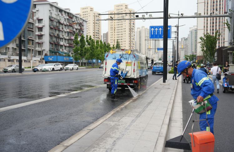 Emc体育全站重要道路如何实现高标准保洁？普陀“分段”来作答(图6)