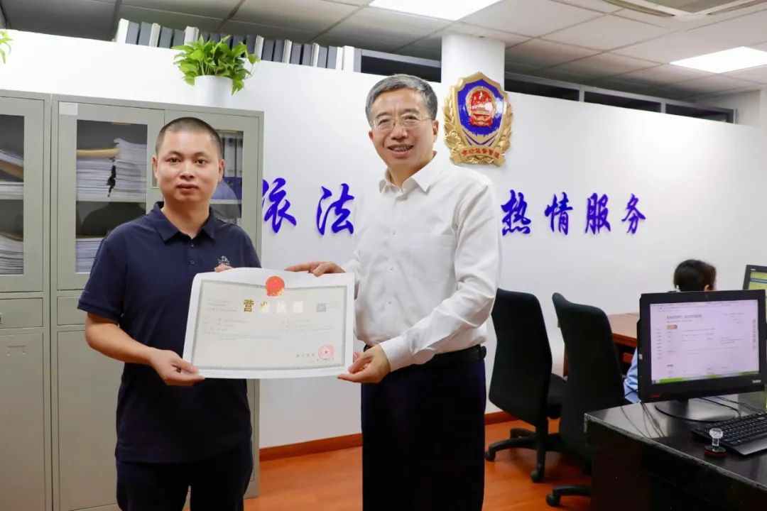 店主来窗口办业务接待他的竟然是区长……j9九游会官网-登录入口(图2) 店主来窗口办业务接待他的竟然是区长……j9九游会官网-登录入口(图2)