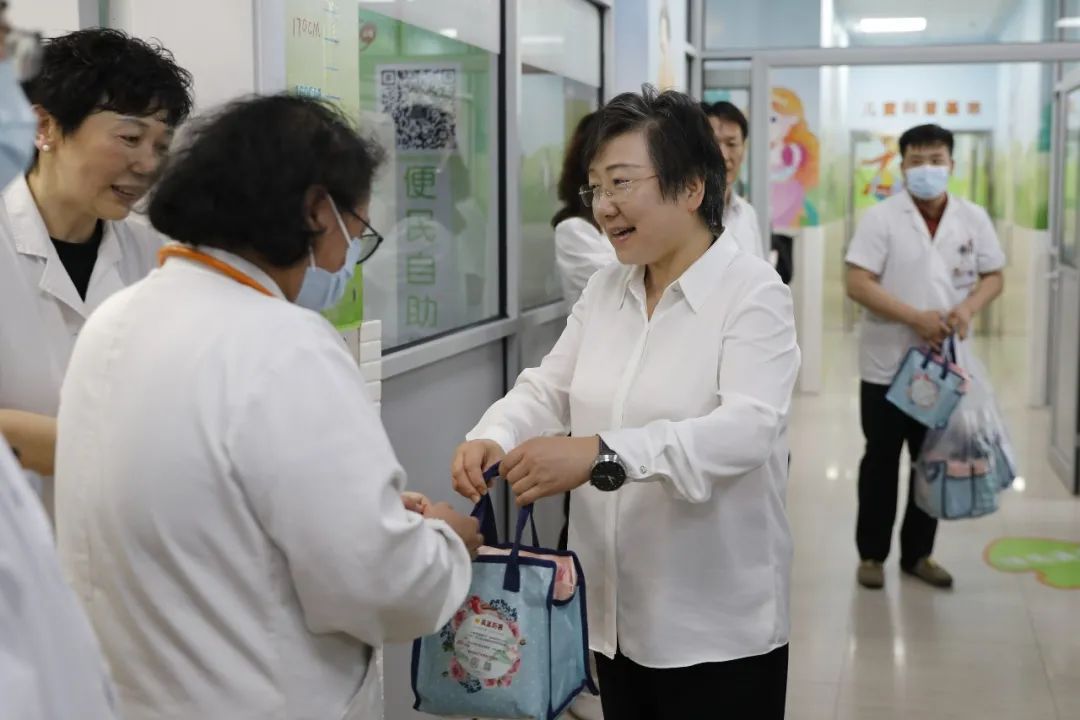 嘉定区四套班子领导深入一线看望慰问驻区部队和奋战高温的劳动者(图4)