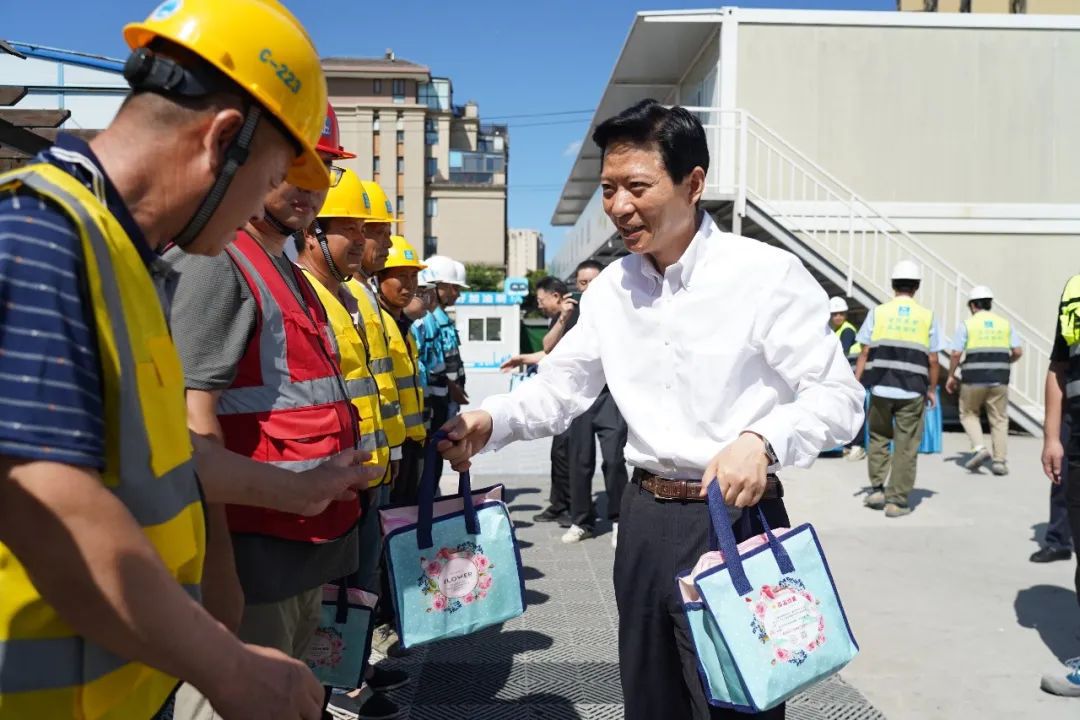 嘉定区四套班子领导深入一线看望慰问驻区部队和奋战高温的劳动者(图2)