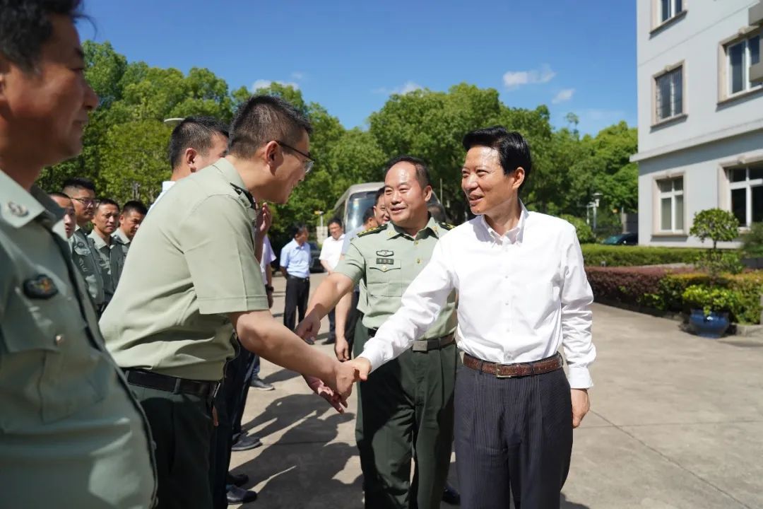 嘉定区四套班子领导深入一线看望慰问驻区部队和奋战高温的劳动者(图1)