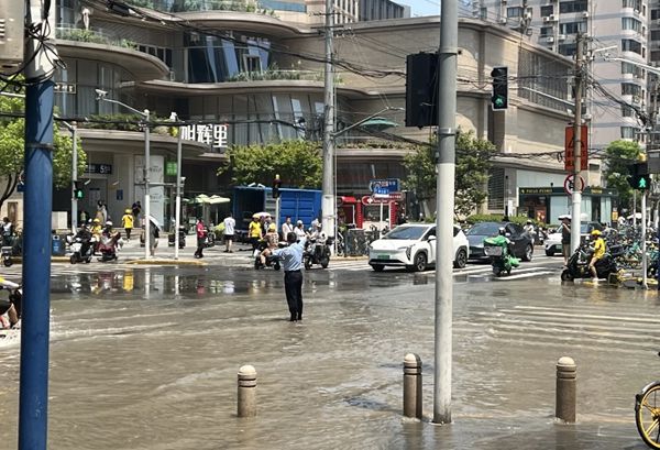 亚美 亚美体育app下载常德路近安远路一水管爆裂道路积水 多部门到场处置 预计今晚前修复管道(图1)