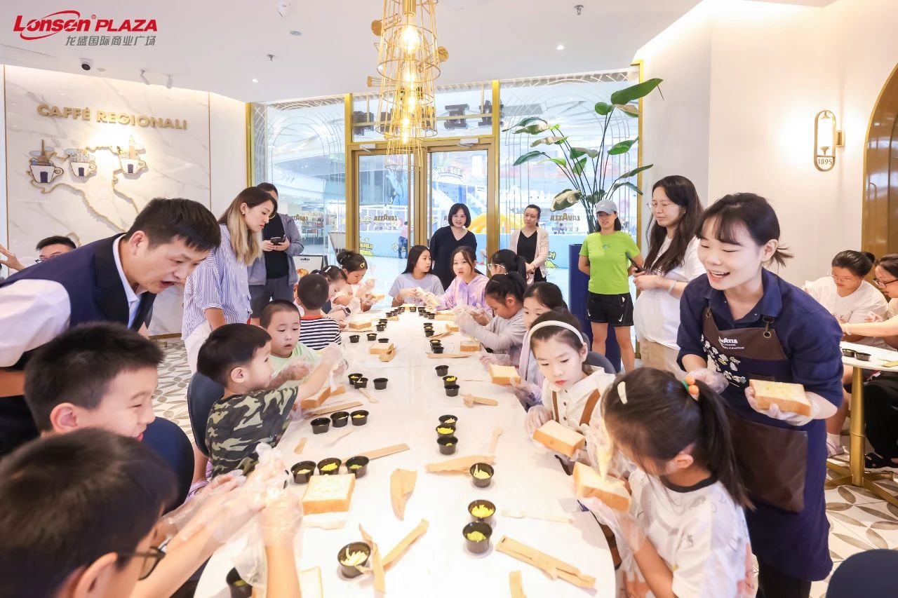 半岛官网入口闵行这群“小职员”在商业体“上岗”真酷！(图4)
