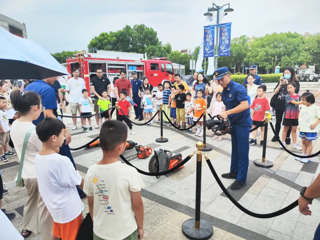 半岛官网入口闵行这群“小职员”在商业体“上岗”真酷！(图3)