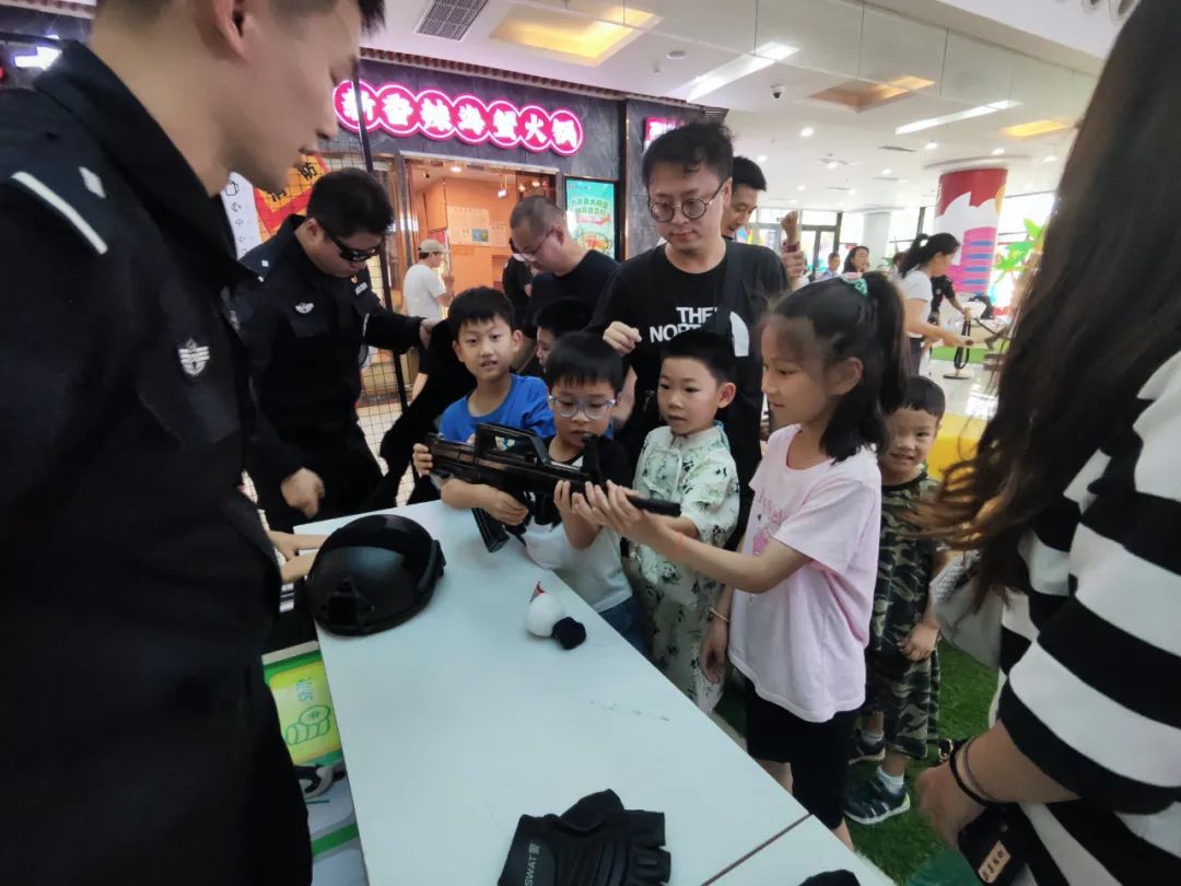 半岛官网入口闵行这群“小职员”在商业体“上岗”真酷！(图2)