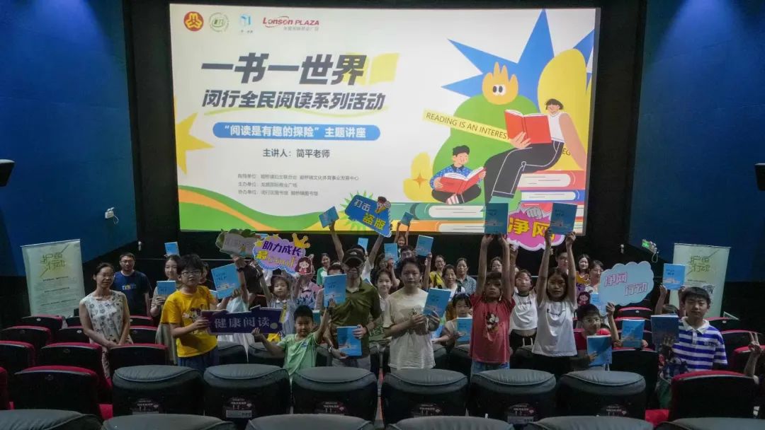 半岛官网入口闵行这群“小职员”在商业体“上岗”真酷！(图5)