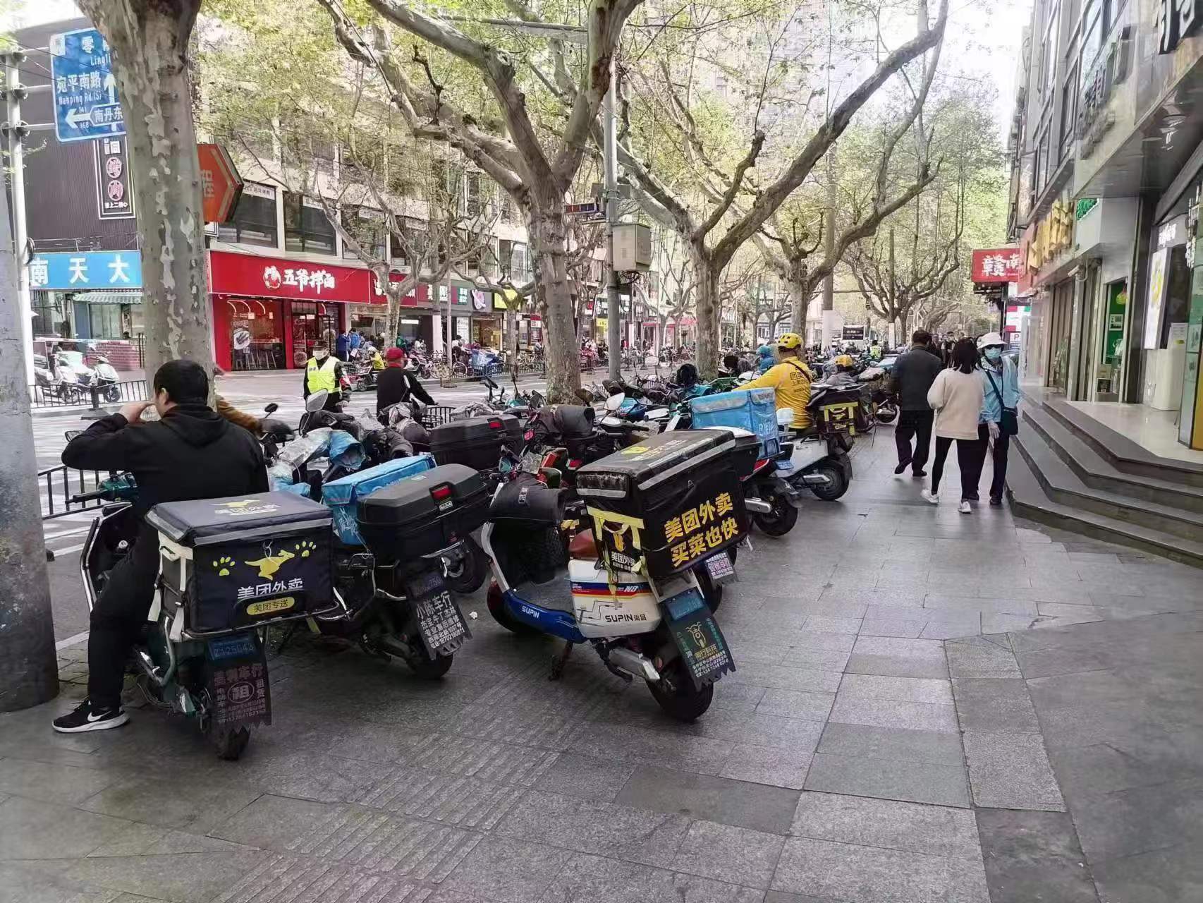 天钥桥路哈尼地下美食广场变身既有烟火气又有安全感(图2)
