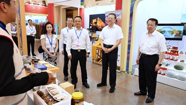 上海市对口地区特色商品展销会开幕，陈吉宁龚正现场看商品听建议提要求