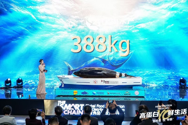 68941a0e d46e 4f4f 83bf 8cb15555e097 - 【布拉格时报】3.2米长的大鱼“游”来进博会，还有基里巴斯海产品“上岸”了