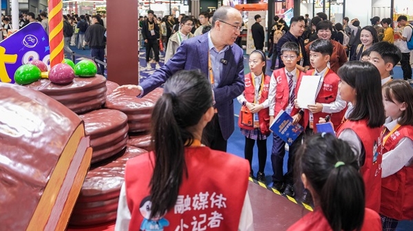 新民晚报小记者探访“四叶草”各展馆：仿佛走遍五洲四海