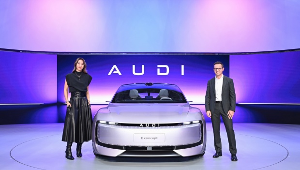 上汽奥迪AUDI E概念车携代言人郑钦文惊艳亮相2024广州车展