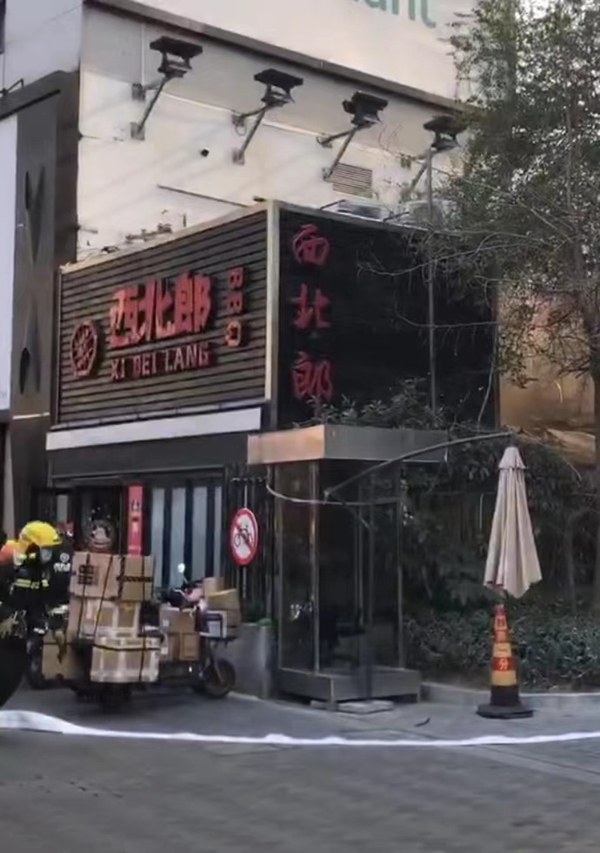 上午吴江路烧烤店发生火灾 无人员伤亡
