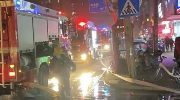 沪东新村居民家发生火灾 人员及时撤离无伤亡