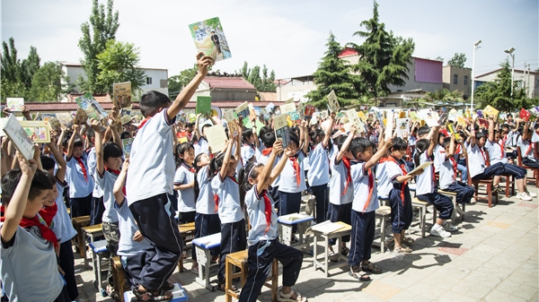 一年捐赠10万余本书，走过八年公益路，樊登读书让更多乡村孩子读好书