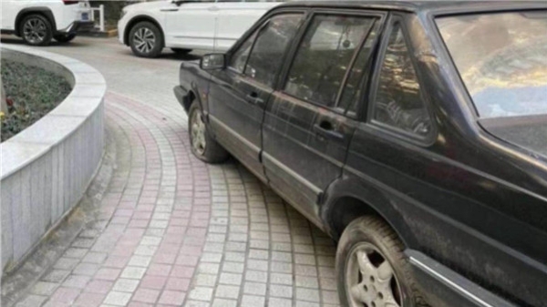 这个小区内惊现多辆僵尸车 居民盼尽快“挪车”