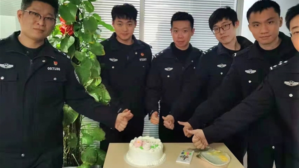 致敬警察节 | 特别的礼物“拥警爱民”大蛋糕为公安民警送去节日的问候和温暖