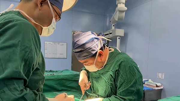 弟弟罹患尿毒症 哥哥主动捐出肾脏 上海长征医院多团队协作成功实施亲体肾移植手术
