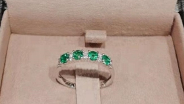 悬疑！谁“动”了戒指上的祖母绿宝石？