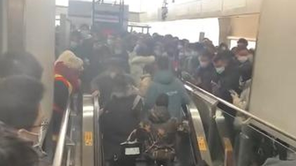 地铁站内自动扶梯人流“对冲”？轨交：列车故障后已疏导客流