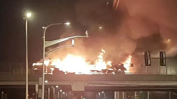 凌晨S20沪南路跨线桥货车起火 护栏损坏无人员伤亡