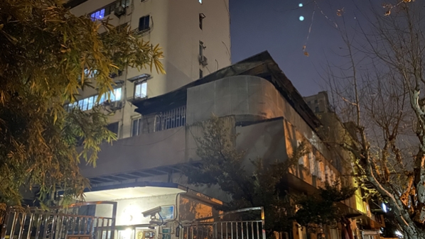 杨浦区铁岭路一酒店屋顶平台上起火 疑似违建引发 幸无人员伤亡