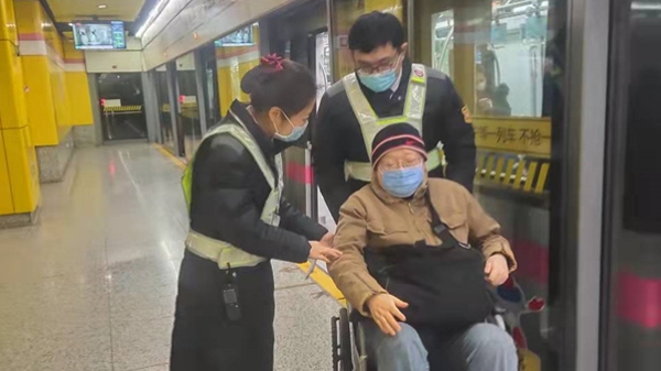 地铁爱心接力多年不断 视障乘客生活出行顺顺利利
